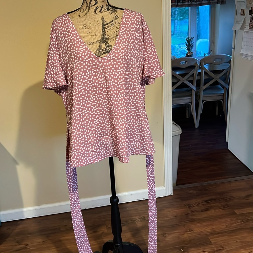 Adorable light weight blouse you can wear with or without belt